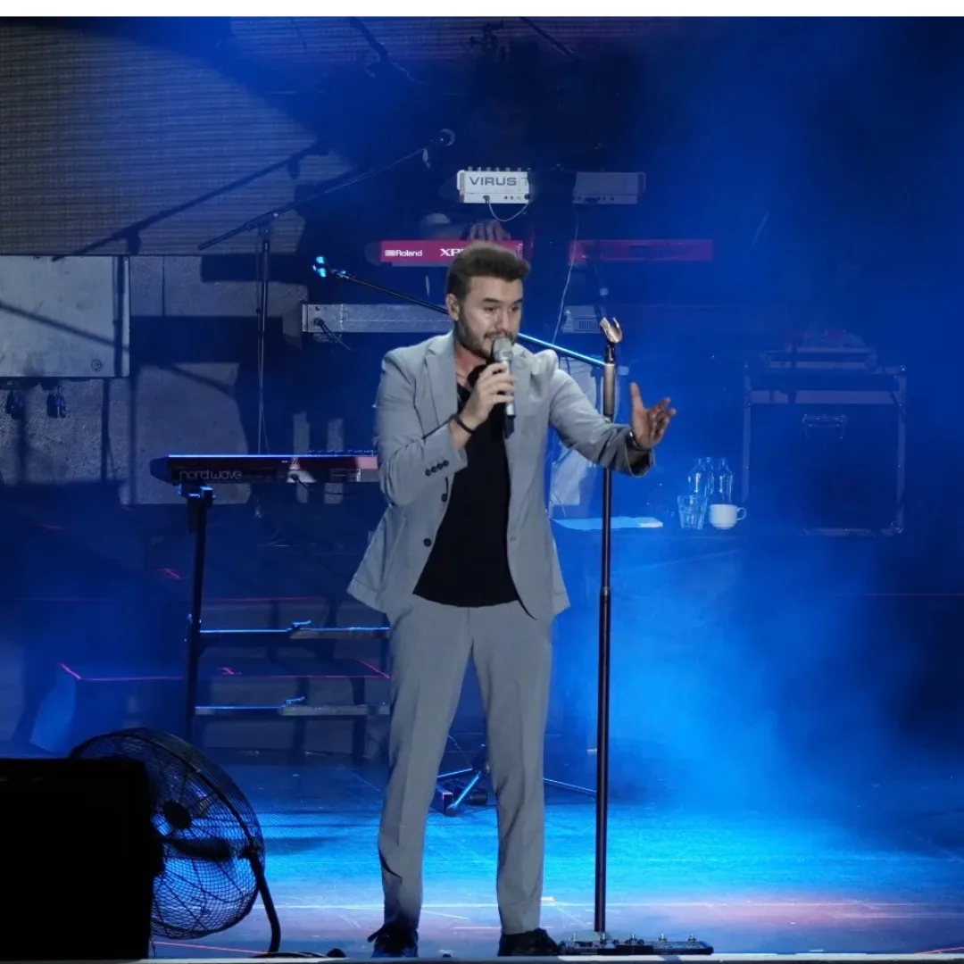 MUSTAFA CECELİ’DEN ANTALYA’DA UNUTULMAZ PERFORMANS